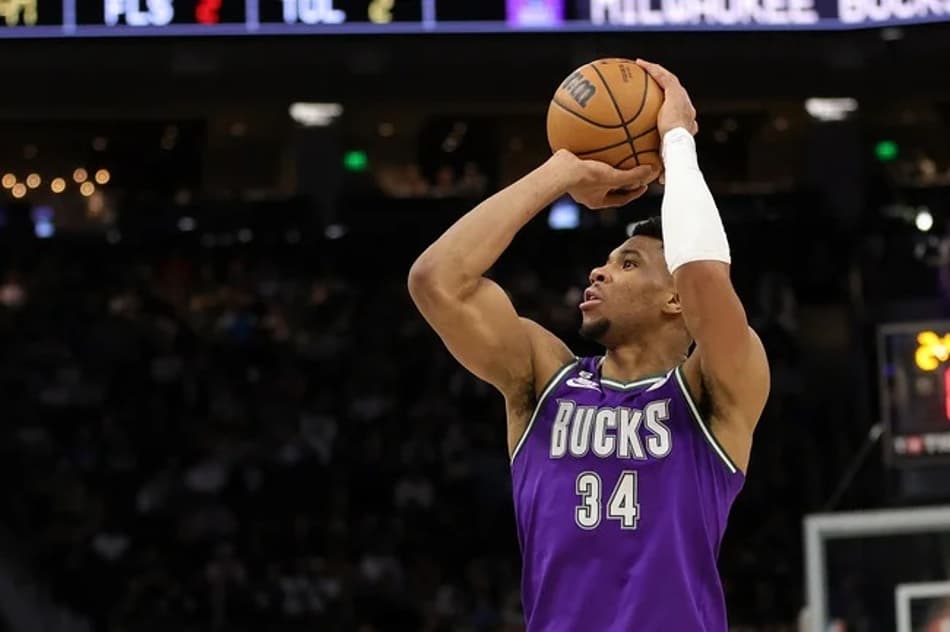 Giannis Antetokounmpo brilha, faz 54 pontos e Bucks vence Clippers de virada