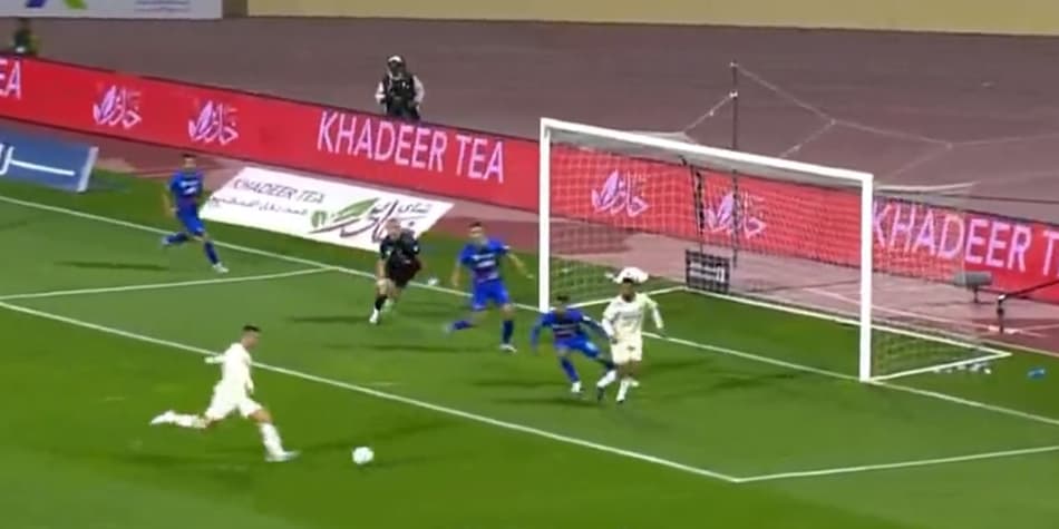 VÍDEO: Cristiano Ronaldo perde gol incrível em empate do Al Nassr no Campeonato Saudita