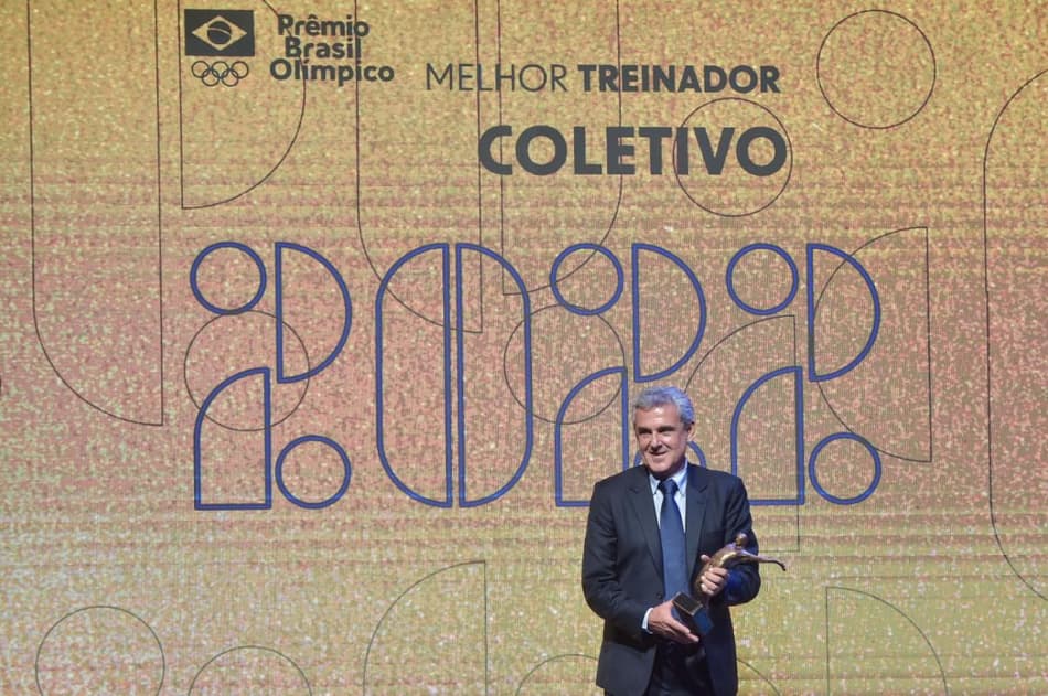 Prêmio Brasil Olímpico: José Roberto Guimarães dedica troféu às atletas da Seleção Brasileira de vôlei