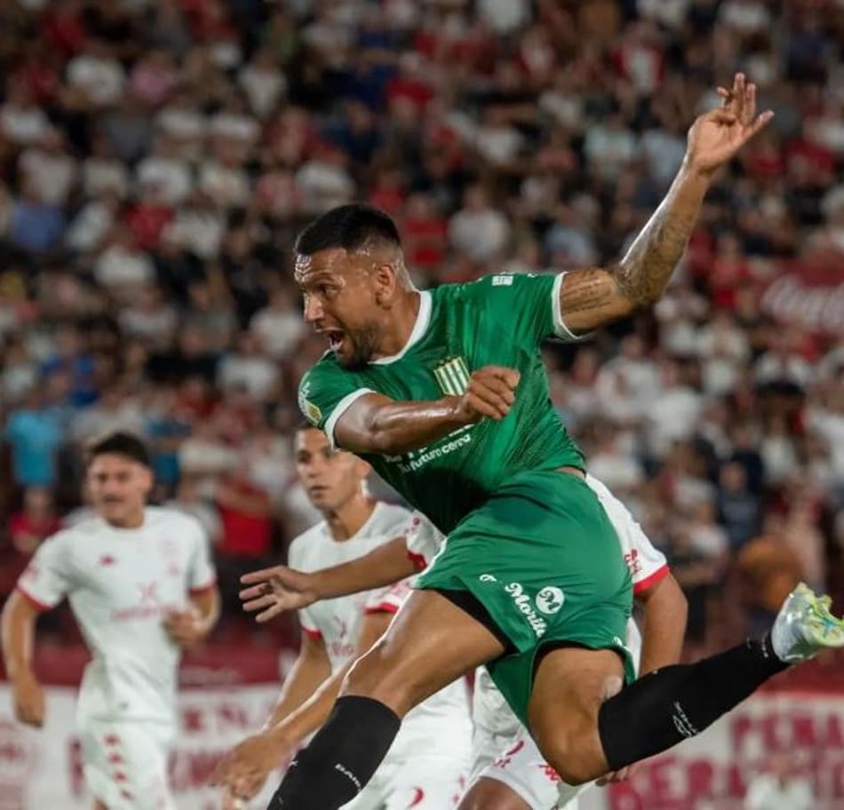 Ex-São Paulo, Chávez marca golaço no Campeonato Argentino; assista