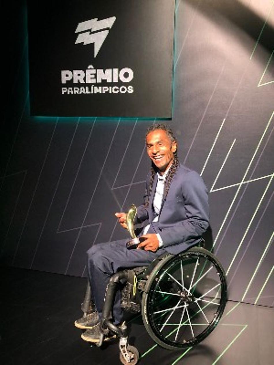 Ymanitu Silva recebe prêmio como melhor tenista paralímpico do ano passado