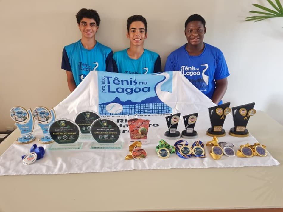 Antonio Vitor, Gabriel Braz e Carlos Henrique exibem medalhas e canecos