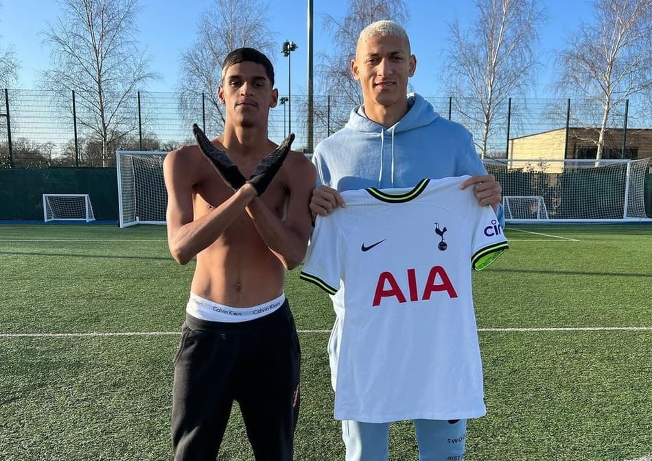 Novo empresário? Luva de Pedreiro brinca com Richarlison durante entrevista
