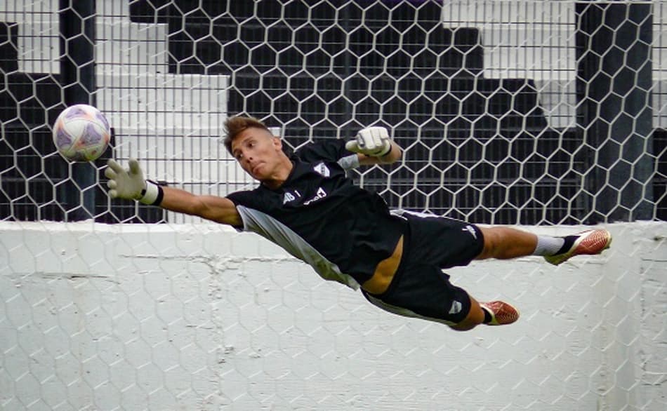 Gigante! Goleiro faz sequência de defesas no futebol argentino; assista