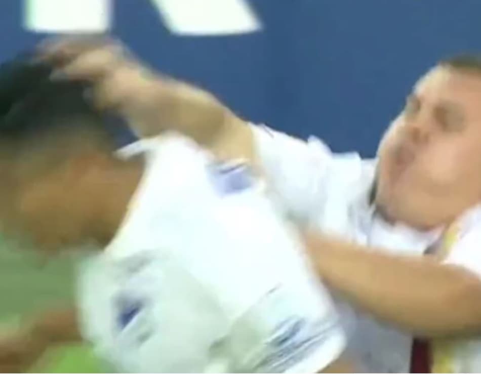 Jogador é agredido por torcedor, revida e jogo é suspenso; assista