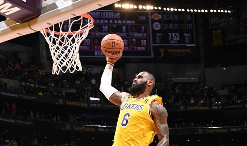 LeBron James pode ter lesão séria no pé e preocupa Lakers