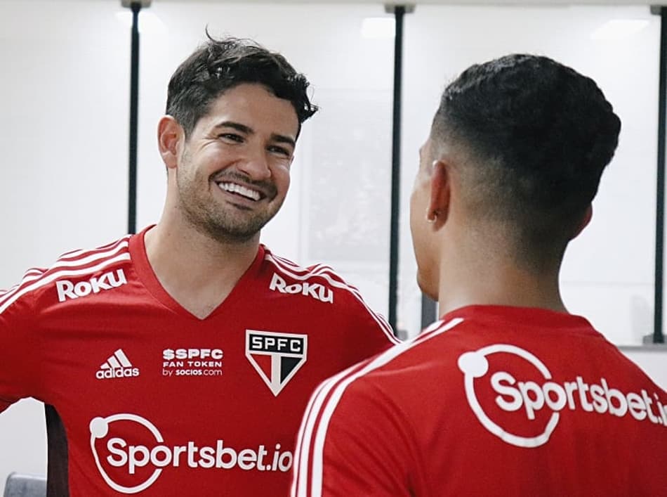 Pato fala da lesão no joelho e justifica escolha por fazer tratamento no São Paulo: ‘Sinto que é minha casa’