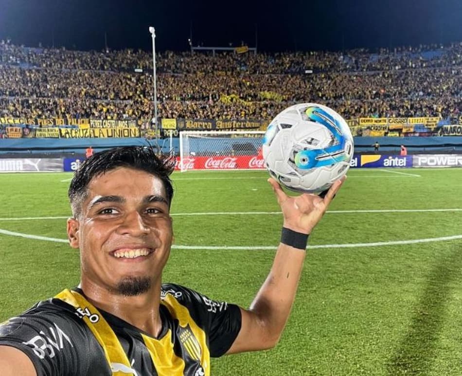 Atacante dá show, anota hat-trick e leva a bola para casa
