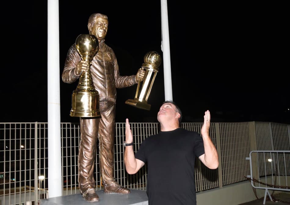 VÍDEO: Pintado, ex-jogador do São Paulo, se emociona ao conhecer a estátua de Telê Santana