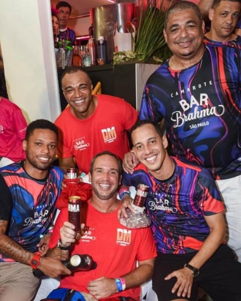 Veja esportistas que curtiram a noite de Carnaval e citações ao esporte na avenida