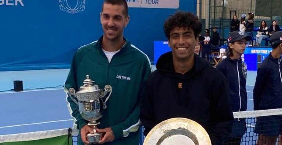 Abedallah Shelbayh, à direita, com o troféu de vice