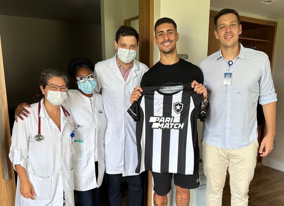 Zagueiro do Botafogo se pronuncia após deixar hospital: ‘Recuperado do susto’