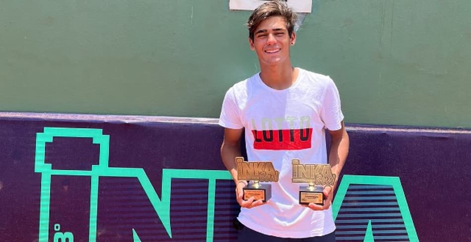 Pedro Rodrigues com o troféu em Lima