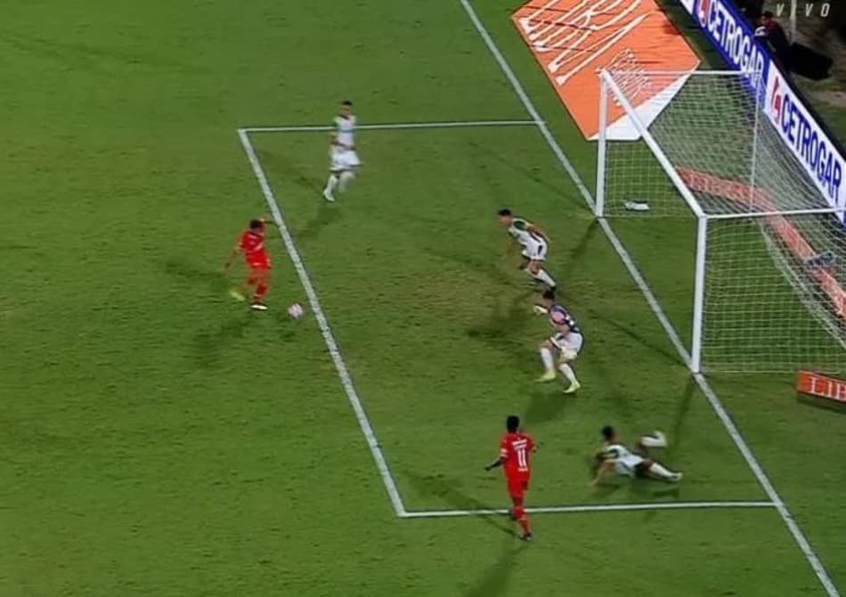 É você, Deivid? Atacante perde gol inacreditável; confira