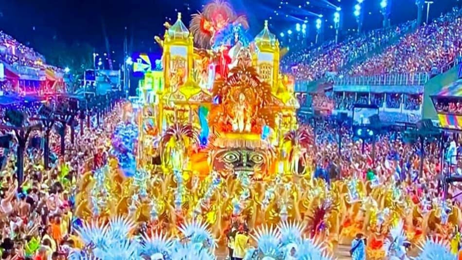Veja esportistas que curtiram a 3ª noite de Carnaval e citações ao esporte na avenida