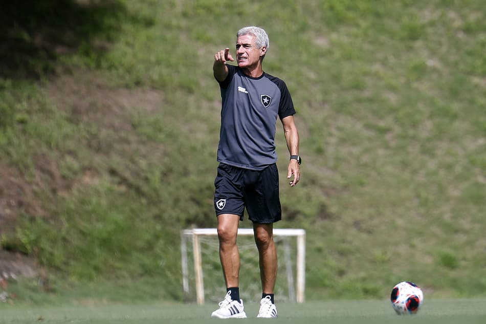Botafogo volta aos treinos após folga, e Luís Castro mostra imagens exclusivas do CT