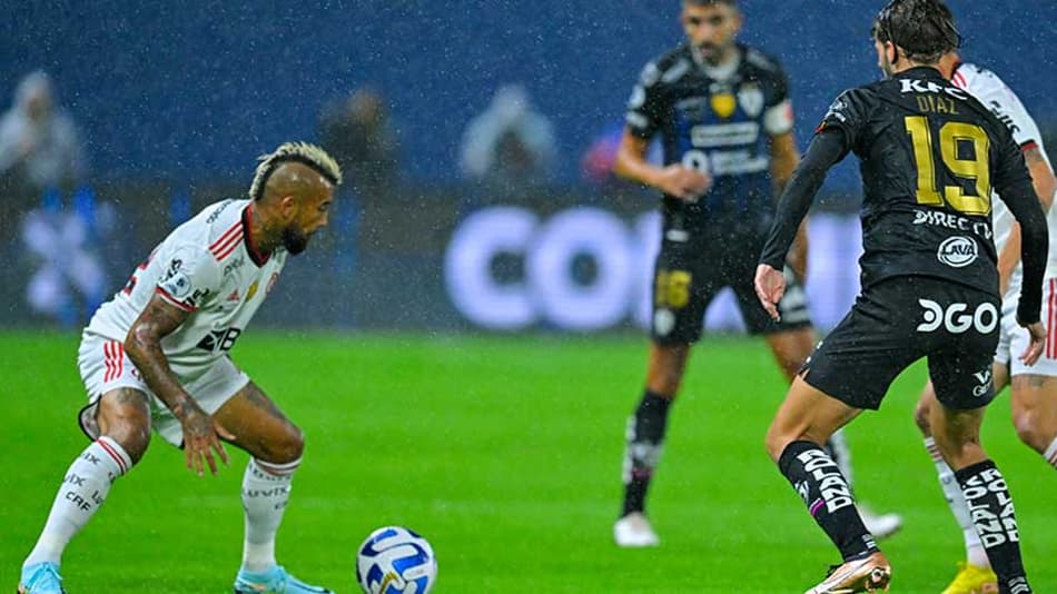 ATUAÇÕES: Flamengo tem jogo coletivo ruim na altitude de Quito; Vidal se salva