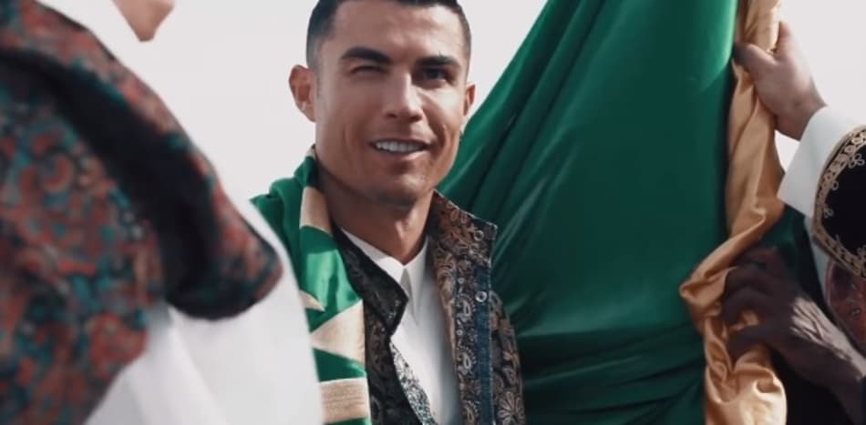 VÍDEO: De espada na mão, Cristiano Ronaldo e Talisca celebram aniversário de 300 anos da Arábia Saudita