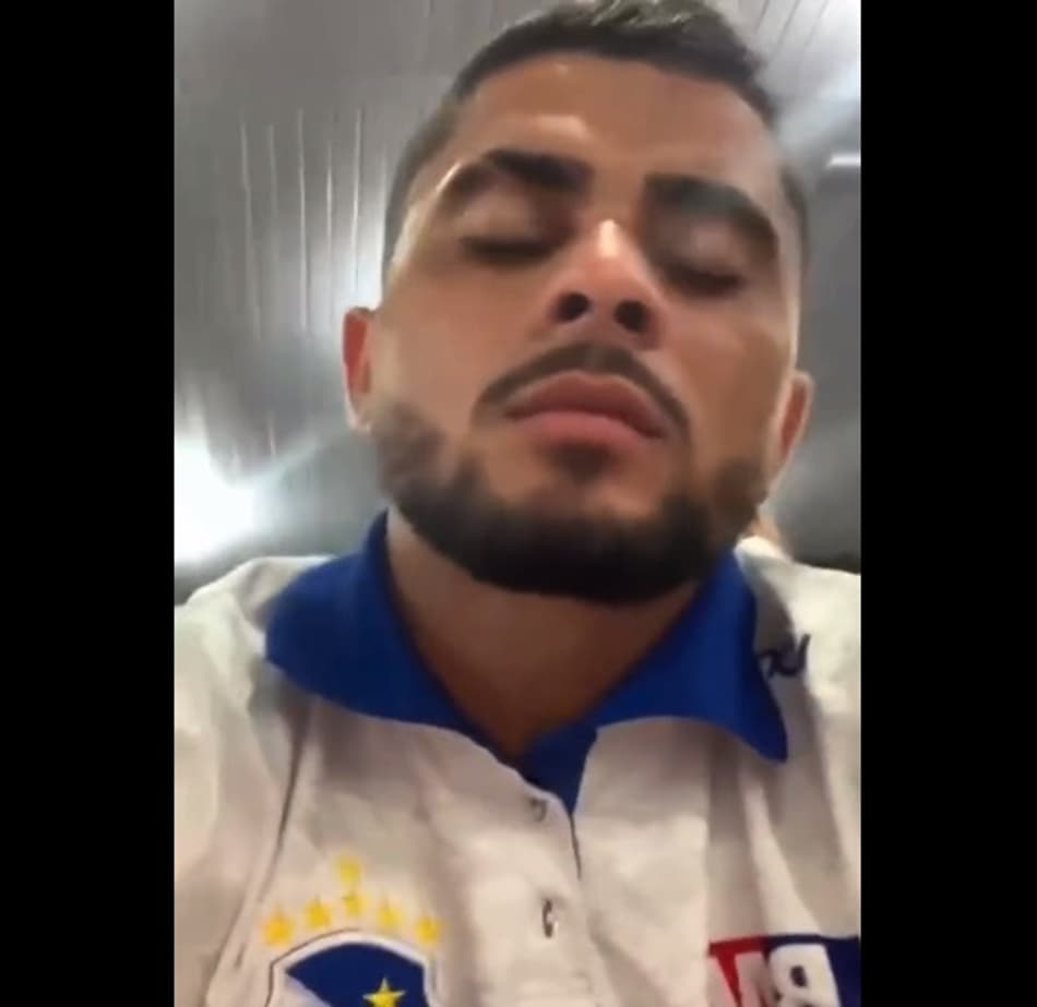 Jogador do São Raimundo provoca Deyverson após eliminação precoce na Copa do Brasil: ‘Se f****’