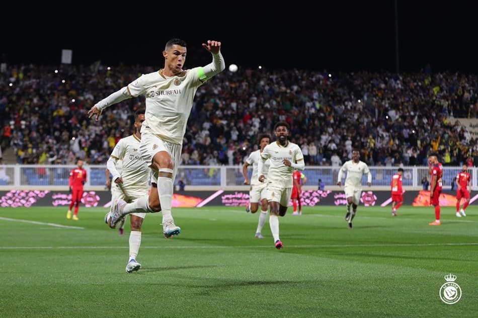 Cristiano Ronaldo marca hat-trick, e Al Nassr vence o Dhamk na Liga Saudita