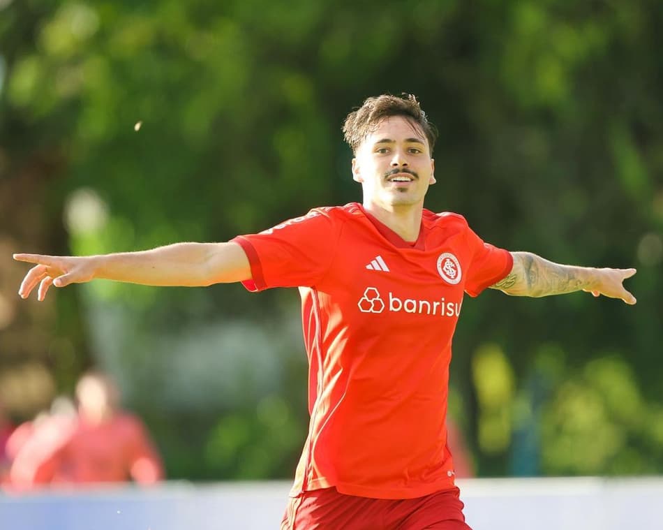 Com gol do artilheiro, Internacional vence Aimoré e vira chave para o Gre-Nal