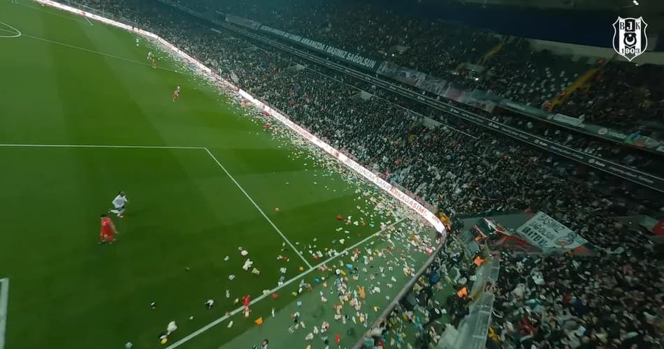 Torcedores do Besiktas jogam brinquedos para sobreviventes do terremoto na Turquia; veja