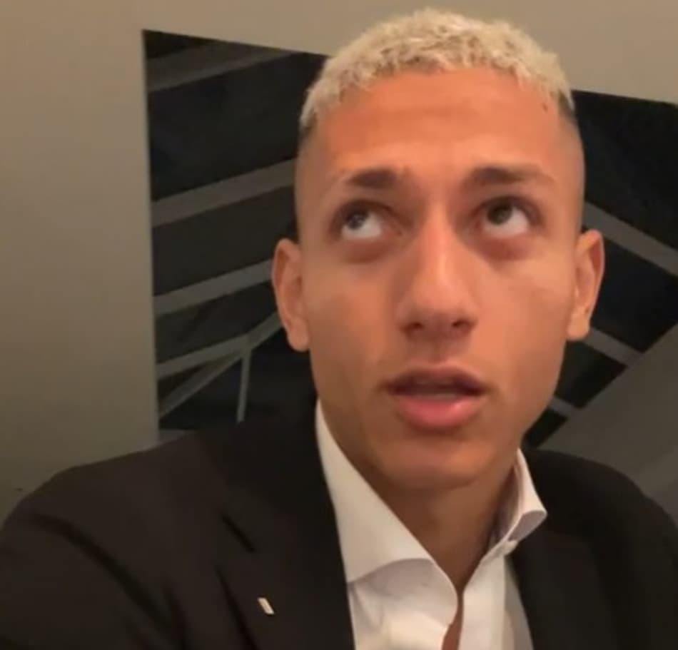 Richarlison revela que encontro com Drogba no The Best teve até dança do pombo: ‘Filho dele é meu fã’