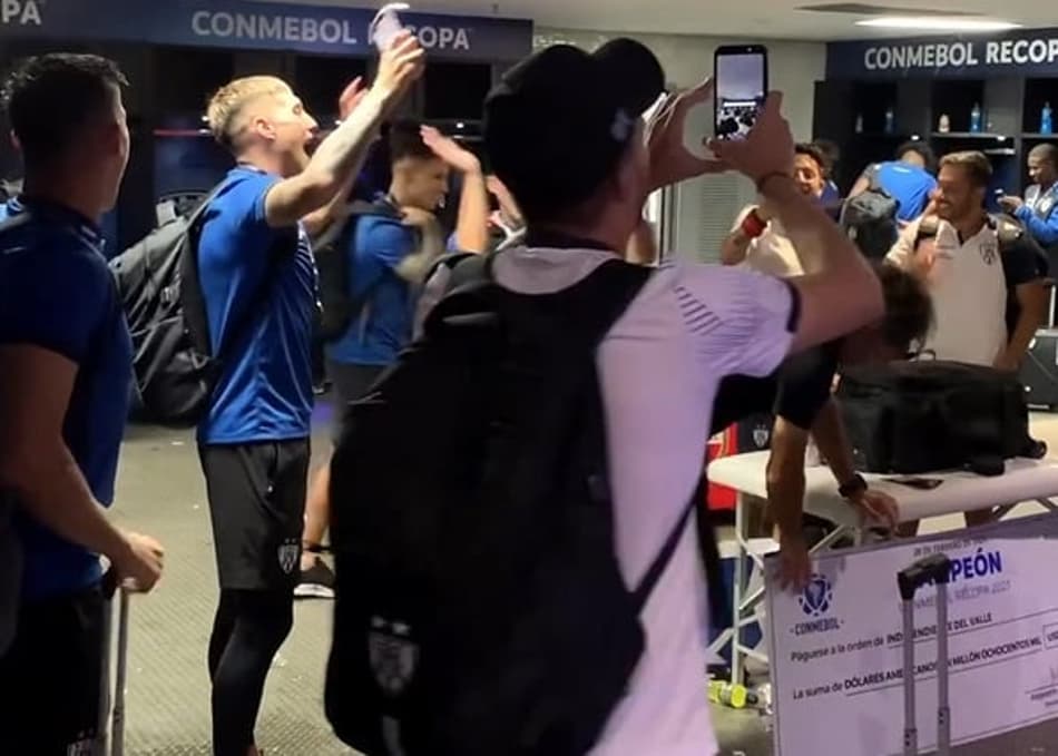 Em comemoração, atletas do Del Valle cantam: 'Pellerano é maior do que Pelé'