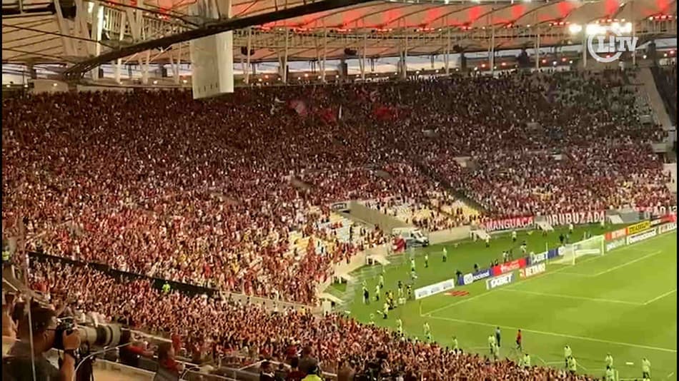 VÍDEO: Torcidas de Flamengo e Vasco fazem festa na arquibancada do Maracanã
