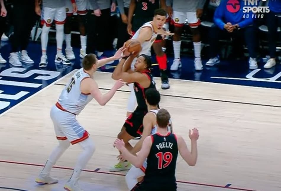 Polêmica na arbitragem da NBA? Lance de Nikola Jokic divide opiniões