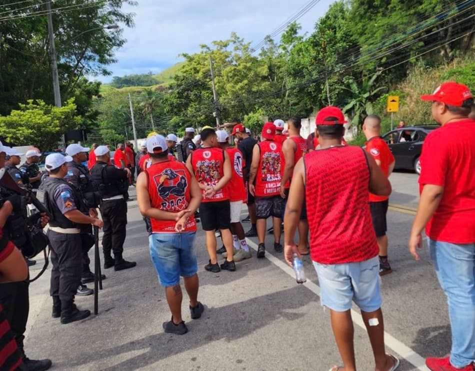 Flamengo treina sob protesto no Ninho do Urubu; Léo Pereira e Gabigol são alvo de xingamentos