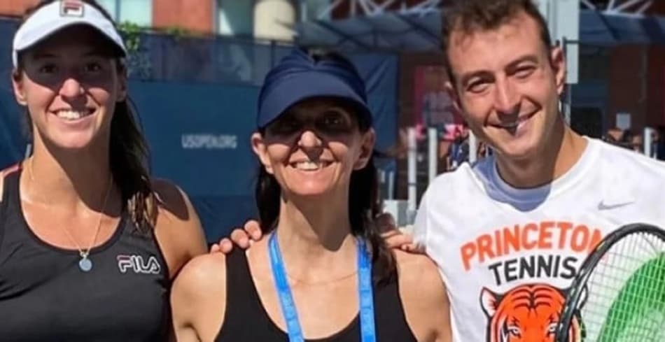 Alessandra Stefani ao centro com Luisa Stefani à esquerda e Arthur Stefani à direita