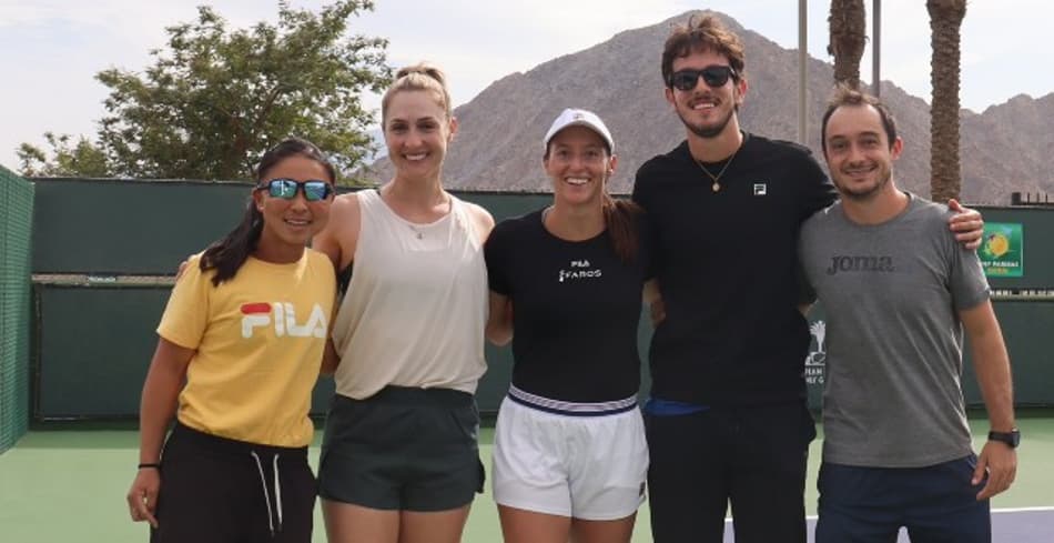 Luisa Stefani e Gabriela Dabrowski ao centro
