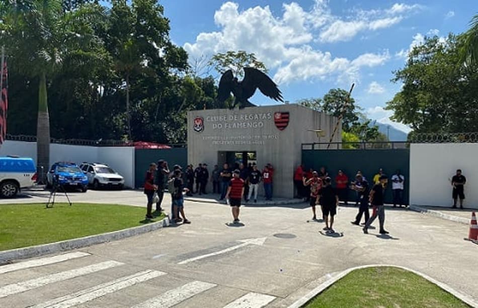 Torcedores do Flamengo protestam no Ninho do Urubu: ‘Vitor Pereira pipoqueiro!’