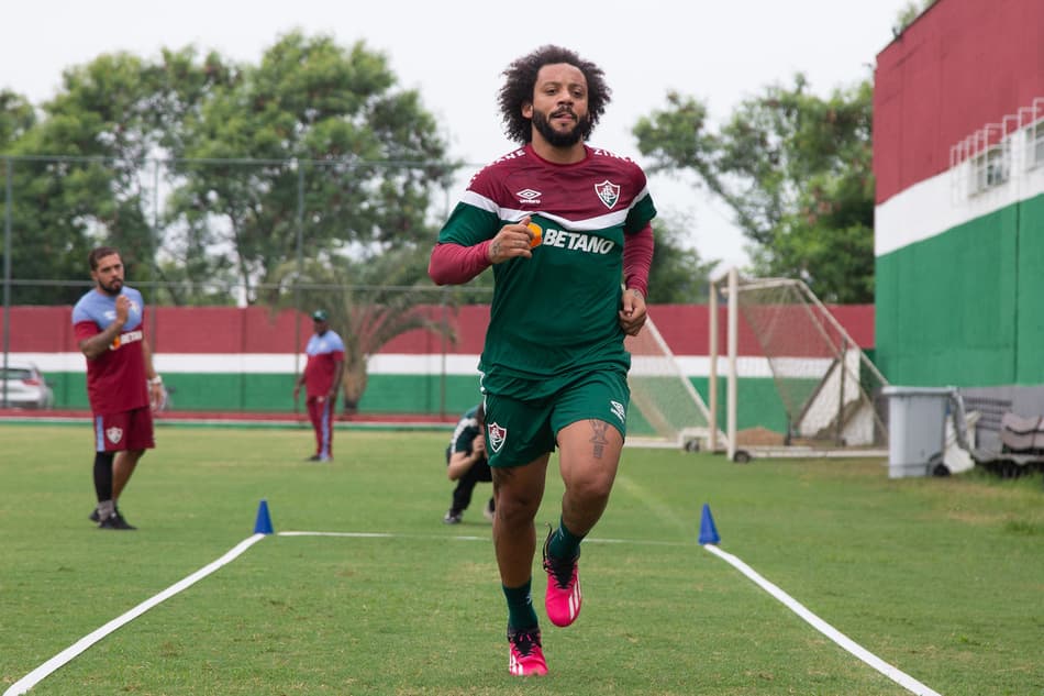 Após apresentação com festa, Marcelo inicia trabalhos no CT do Fluminense