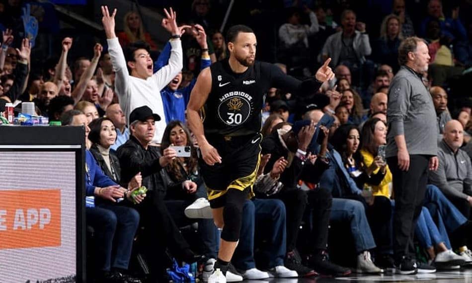 Liderado por Stephen Curry, Warriors vence Bucks em jogo emocionante