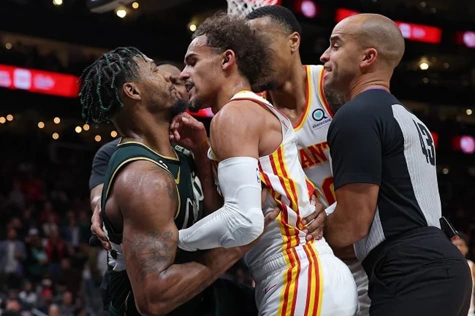 Marcus Smart leva chute de Trae Young, mas é expulso