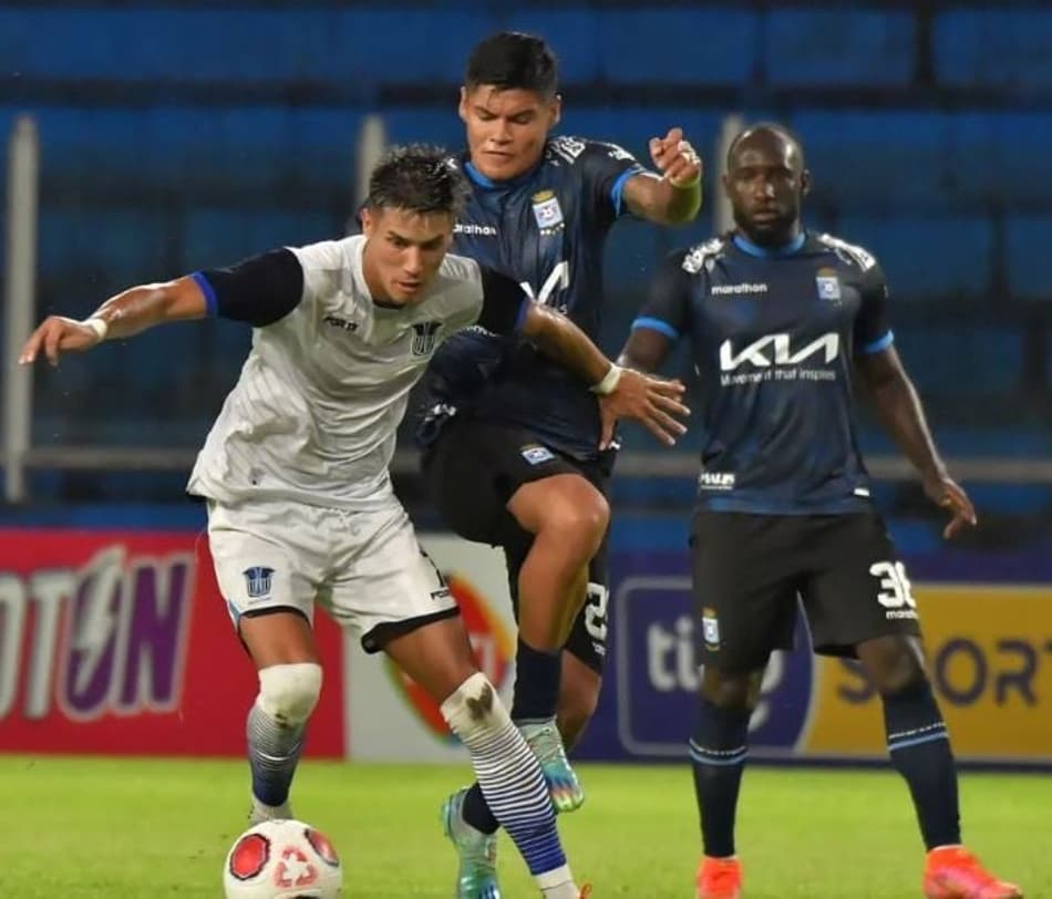 Partida fica marcada por polêmica e acréscimos de 40 minutos