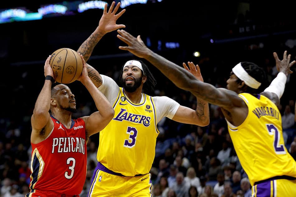 Anthony Davis brilha, Lakers vence Pelicans e sobe para oitavo