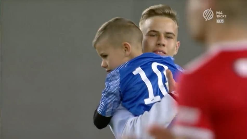 Goleiro impede dois gols de criança e recebe vaias durante intervalo de jogo; veja o vídeo