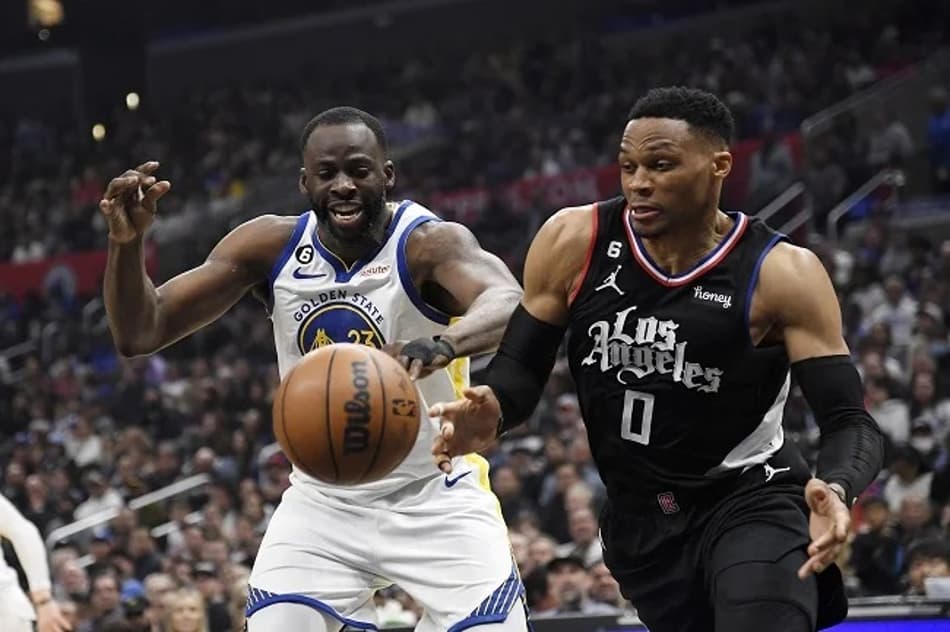 Draymond Green joga a bola na cabeça de Russell Westbrook e será suspenso