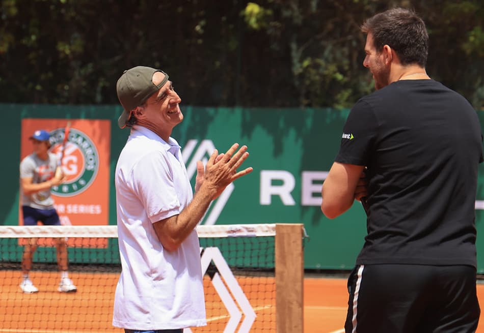 Fernando Meligeni e Juan Martin del Potro conversam durante teino com juvenis brasileios