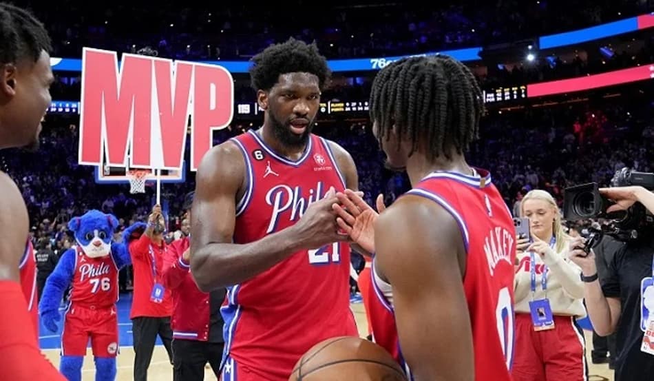 Joel Embiid passa Nikola Jokic e assume liderança na corrida ao MVP da NBA