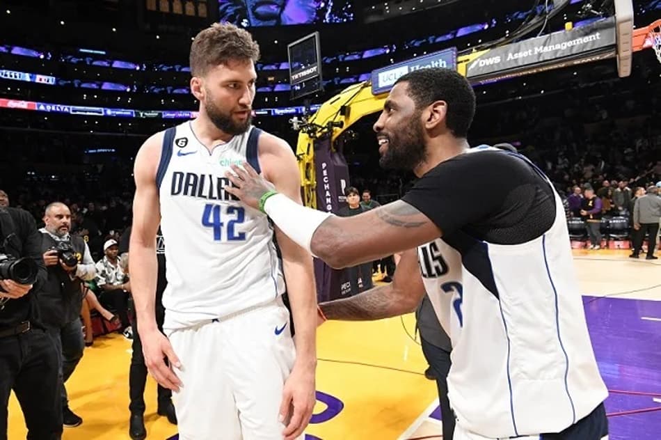 Kyrie Irving brilha e Mavericks vence Lakers no último segundo