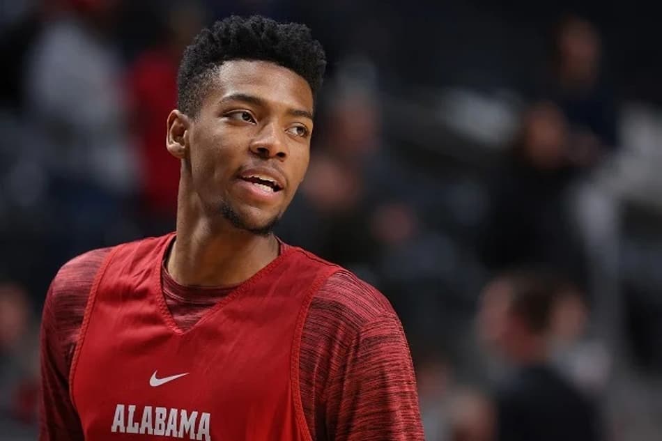 Prospecto da NBA, Brandon Miller é escoltado por segurança após assassinato