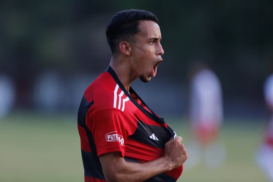 VÍDEO: Joia do Flamengo, Matheus Gonçalves marca golaço no Brasileirão sub-20