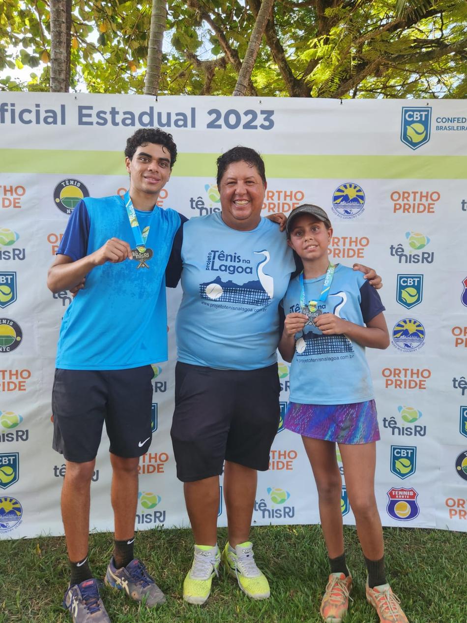 Atletas do projeto social Tênis na Lagoa, Antonio Vitor e Maria Giulia conquistam título e vice na 1ª etapa do Estadual do RJ