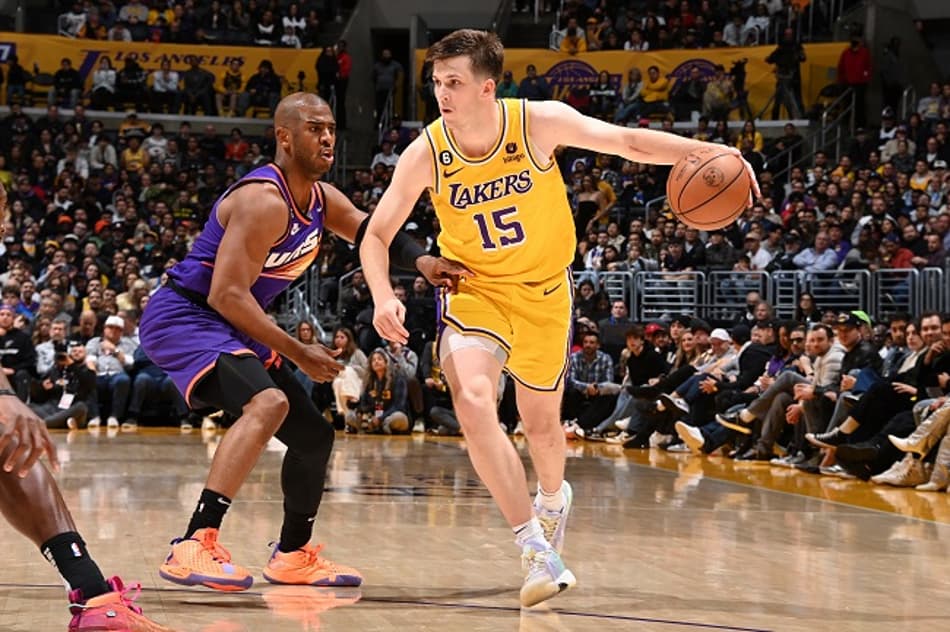 Austin Reaves brilha, Lakers vence Suns e respira na NBA