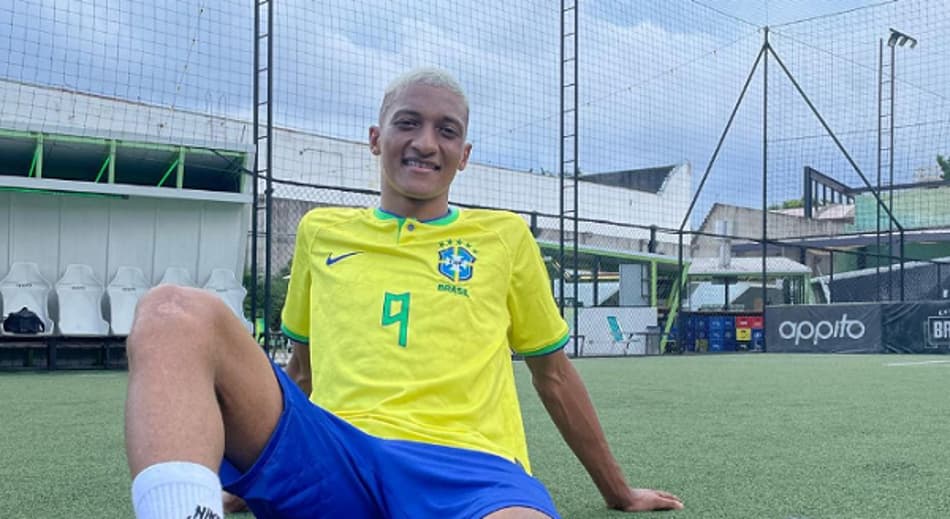 Sósia de Richarlison brinca após suspeita de beijo em Tina do BBB: ‘Ela falou que iria manter segredo’