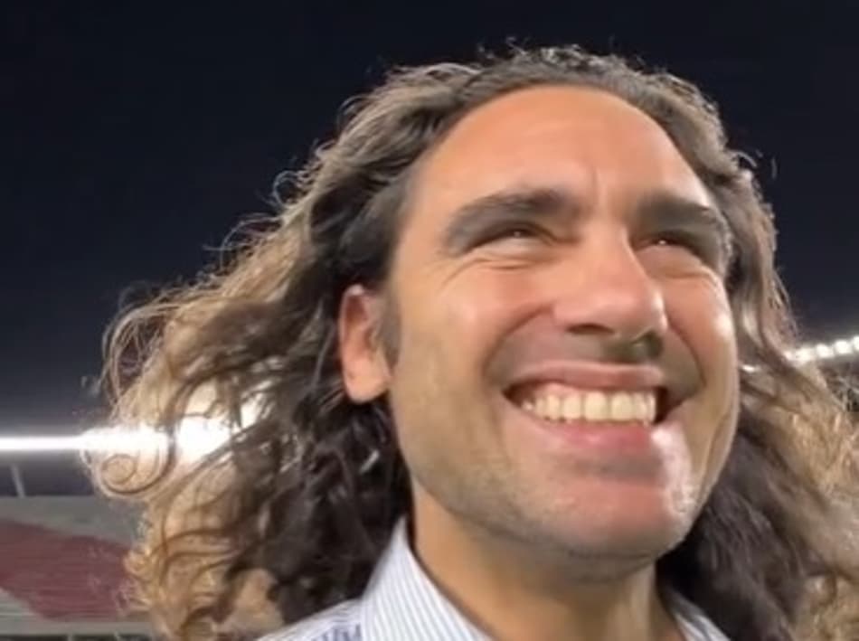 Pela primeira vez no renovado Monumental, Sorín se emociona